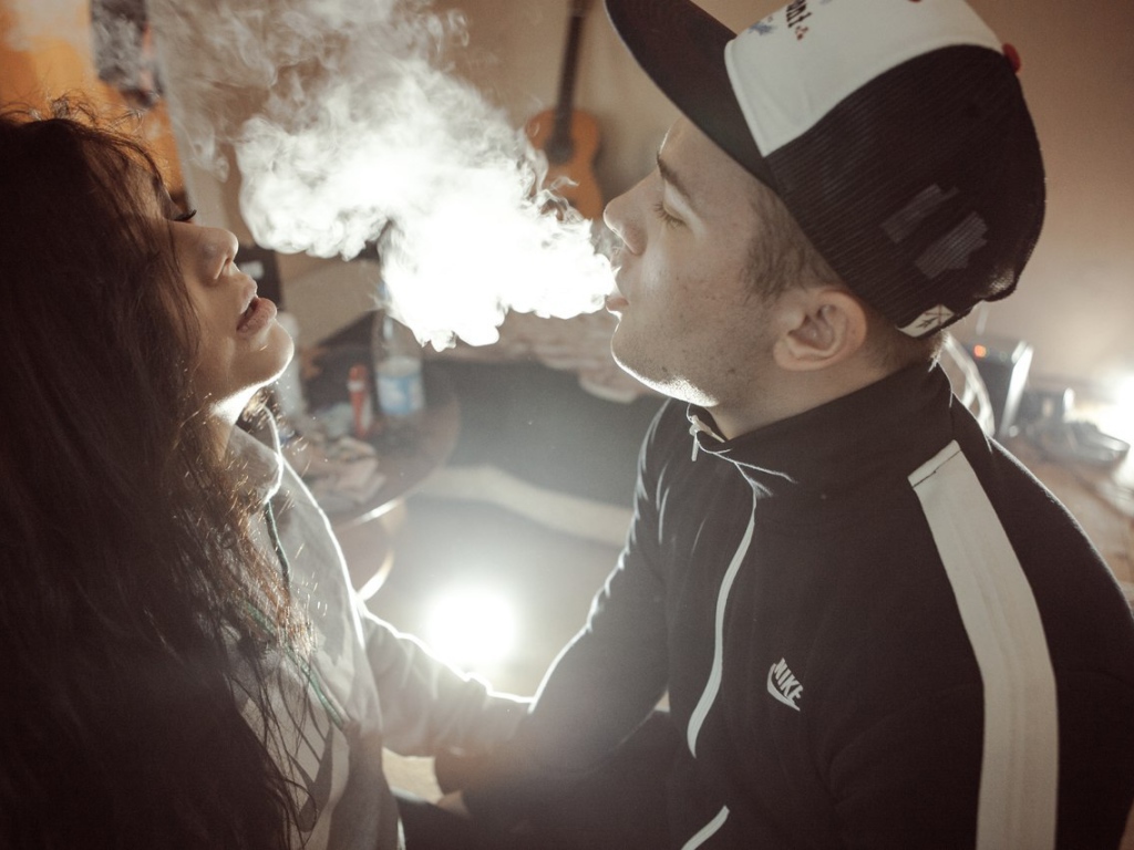 Макс Корж пускает сигаретный дым