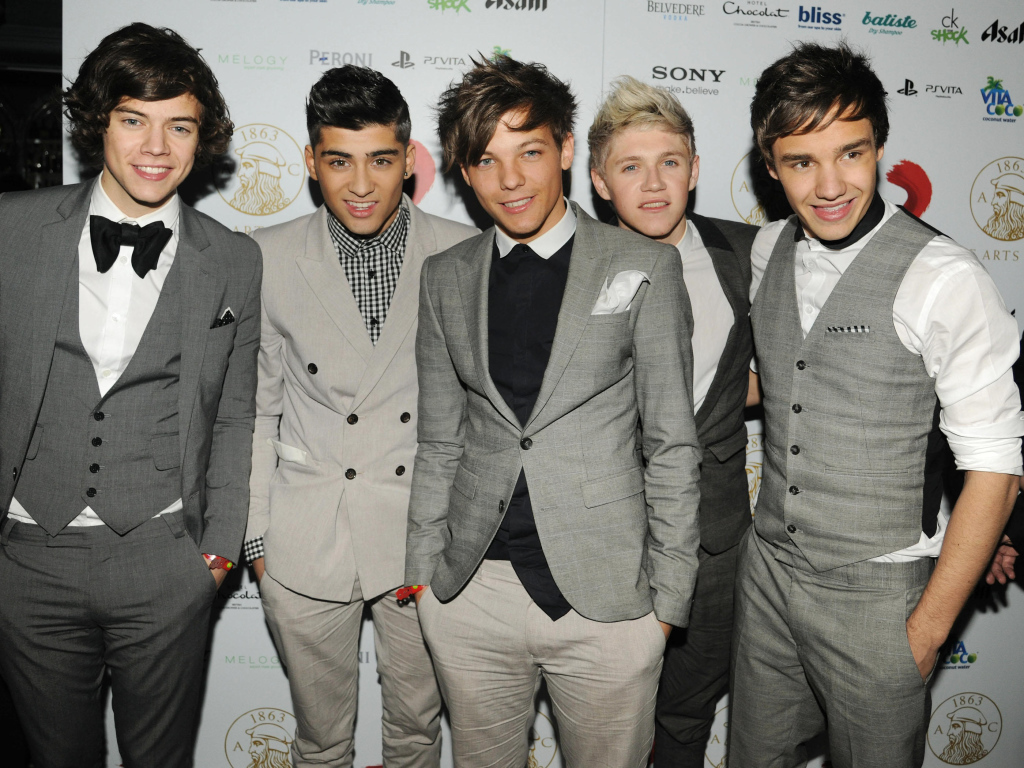 One Direction в костюмах