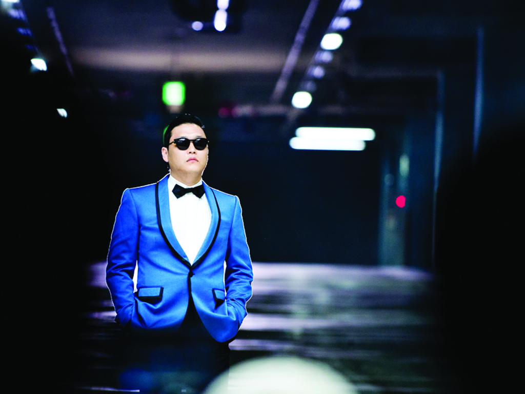 PSY в голубом костюме