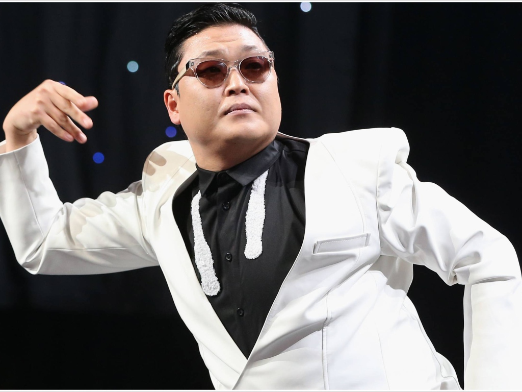 PSY в белом пиджаке