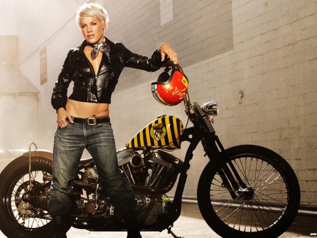 Pink около байка