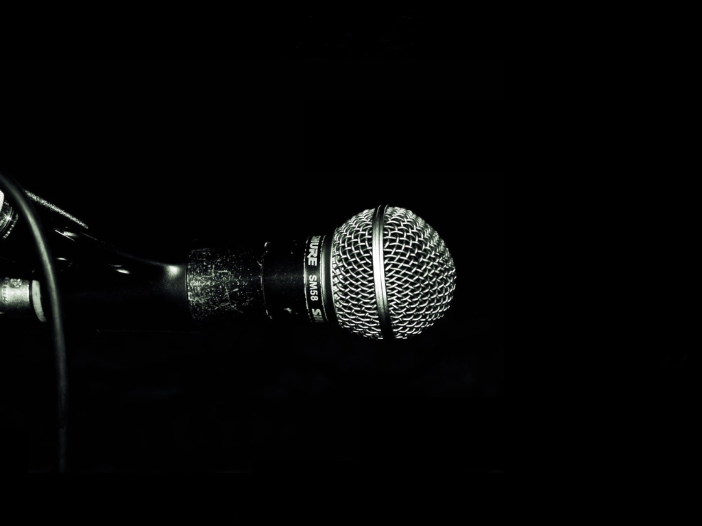 Профессиональный микрофон на черном фоне