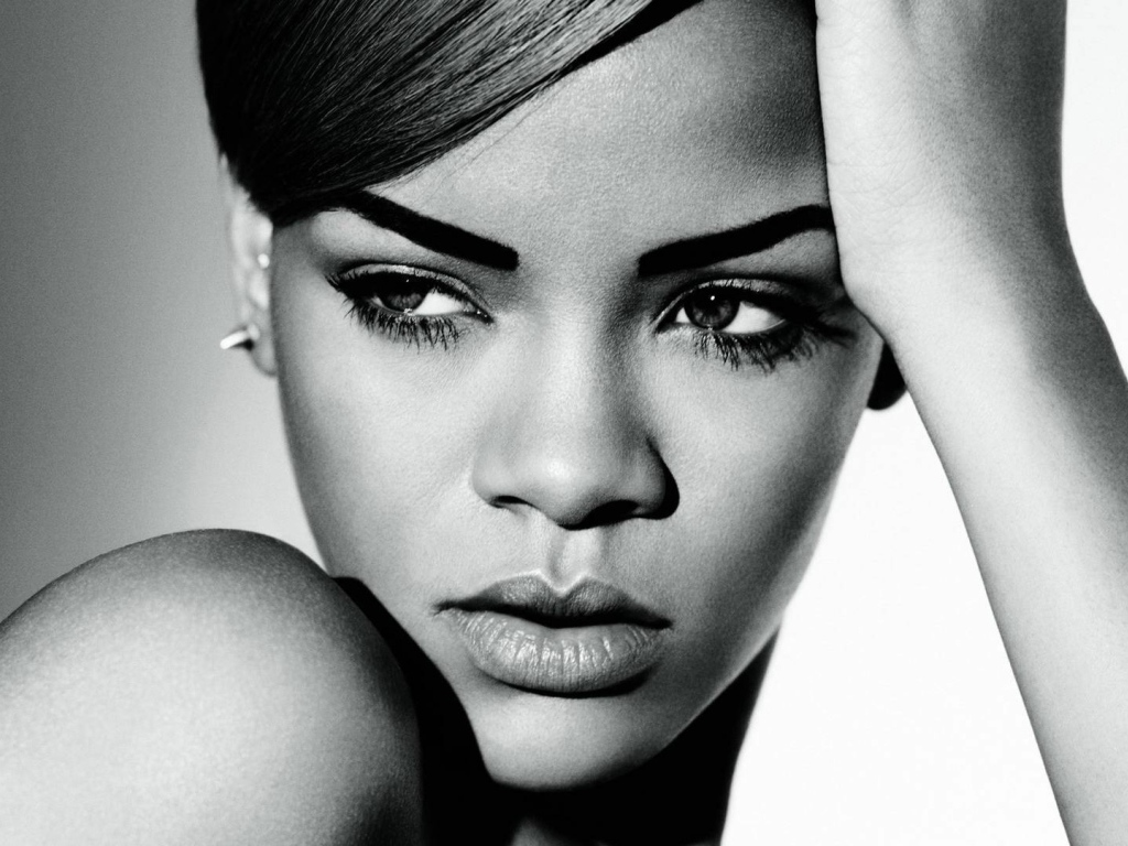 Rihanna сердитый взгляд