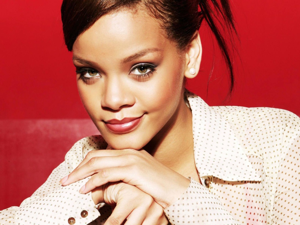Rihanna в белой рубашке