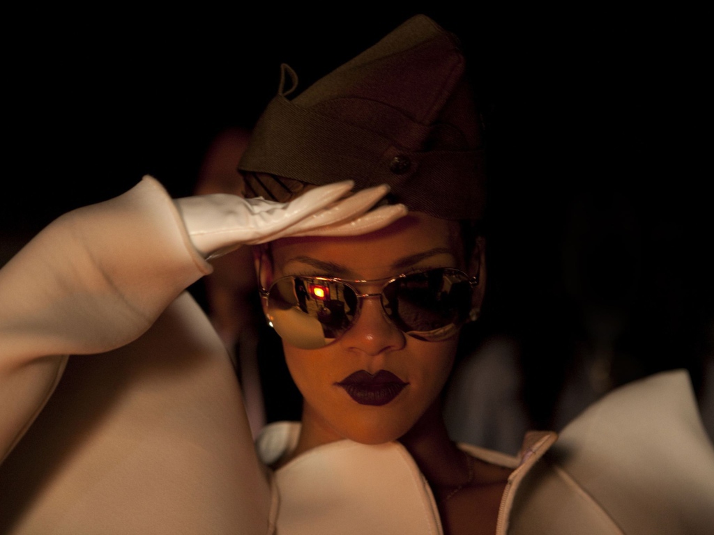 Рианна позирует как солдат