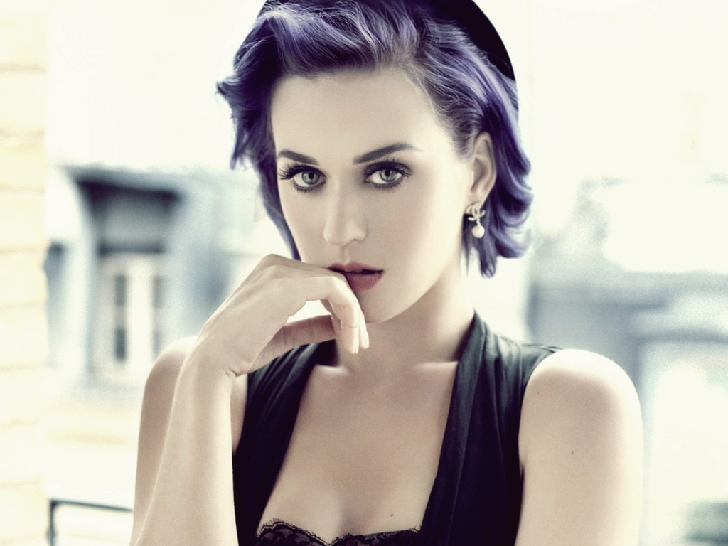 Певица Кэти Перри задумалась