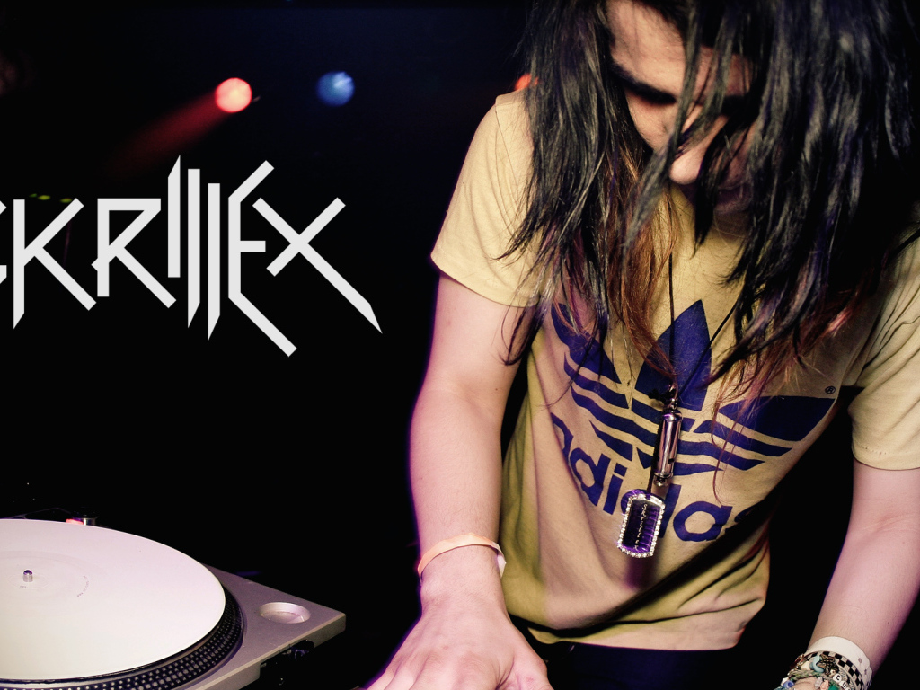 Skrillex в Adidas желтой футболке