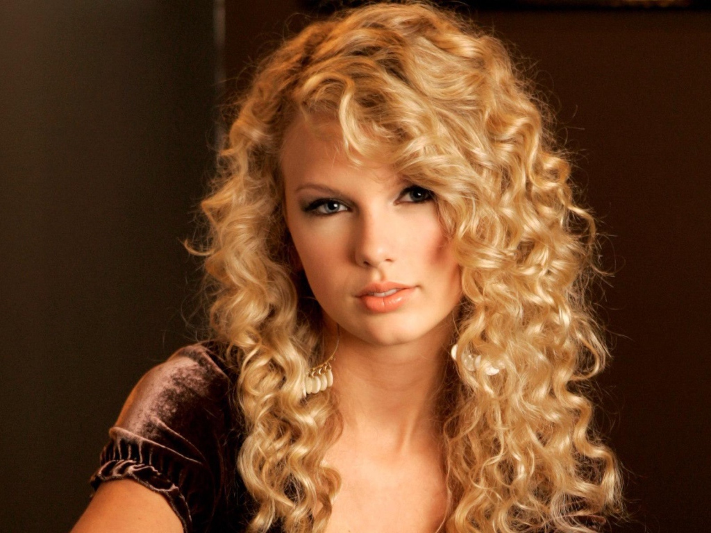 Taylor Swift вьющиеся волосы