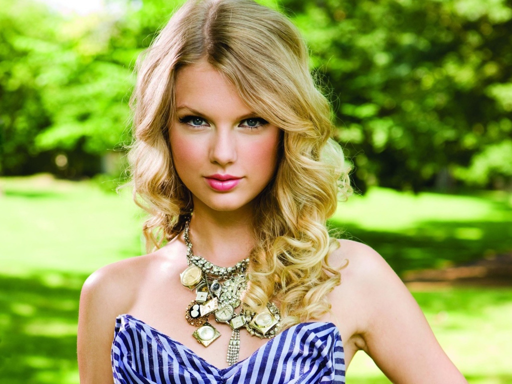 Taylor Swift в парке летом