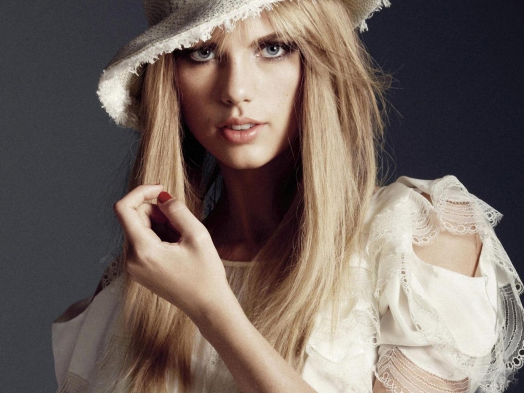 Taylor Swift в белой шляпе
