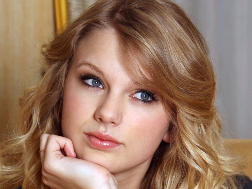 Taylor Swift думает