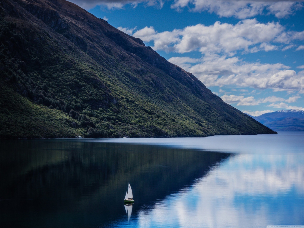 Склон горы у озера