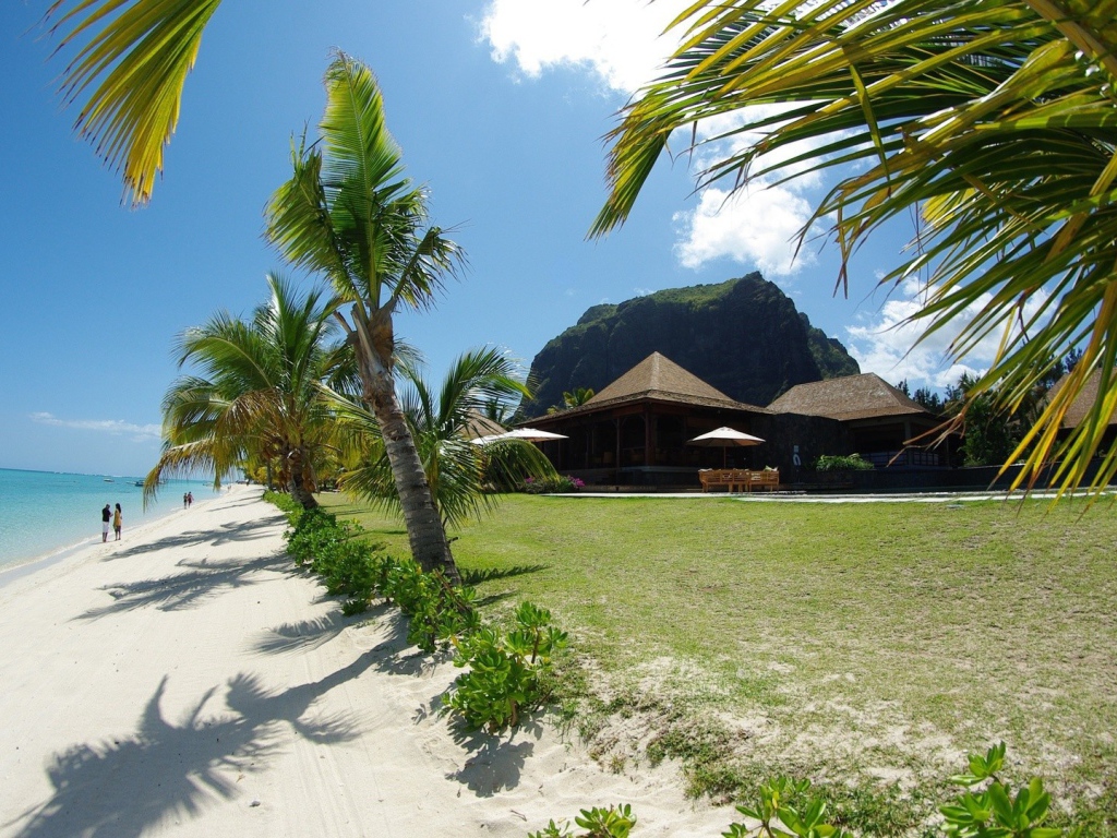 Отдых на пляже у моря