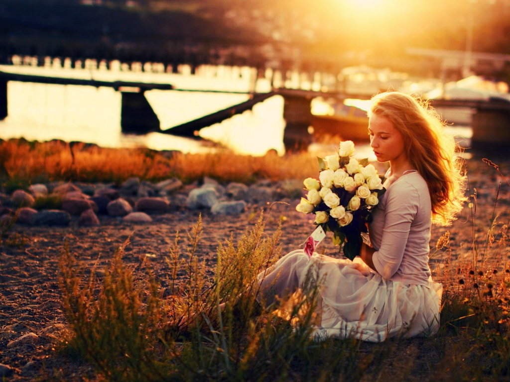 Девушка на природе с букетом роз