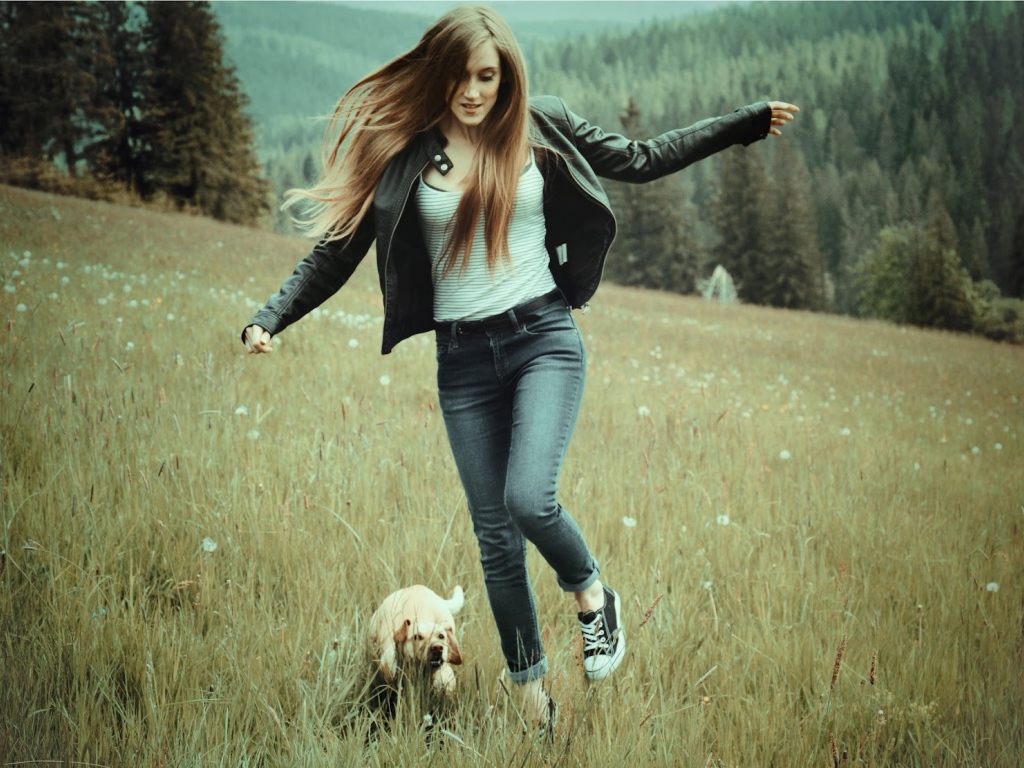 Девушка с собачкой бежит по полю