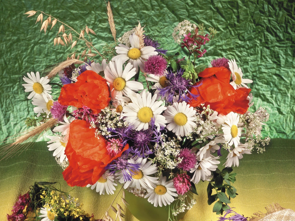 Букет из ромашек и других цветов