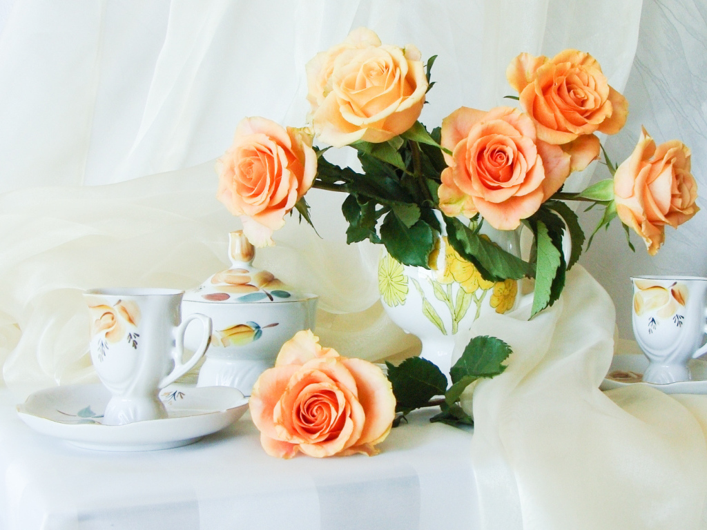 Розовые розы на столе