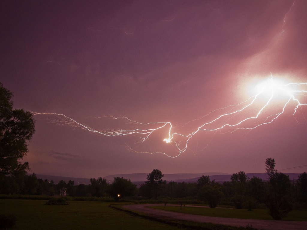 Молния над паркам