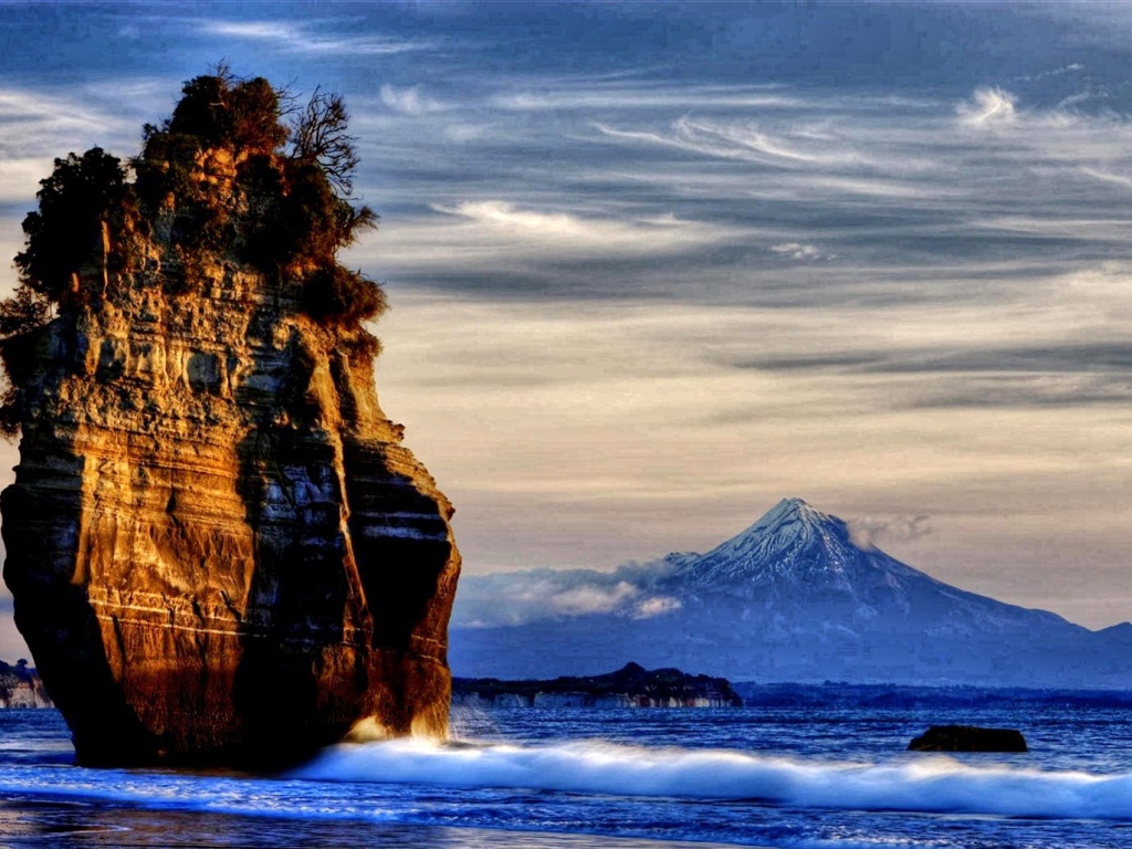 Очень высокий остров на море