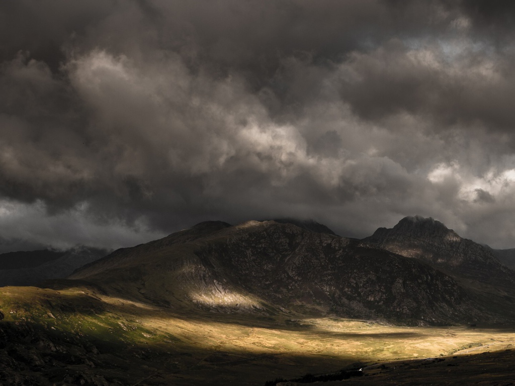 Мрачные тучи над горами