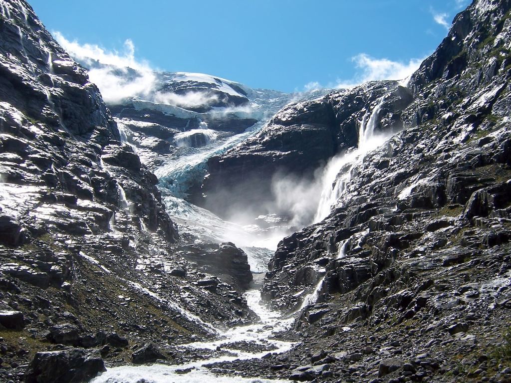 В горах тают ледники