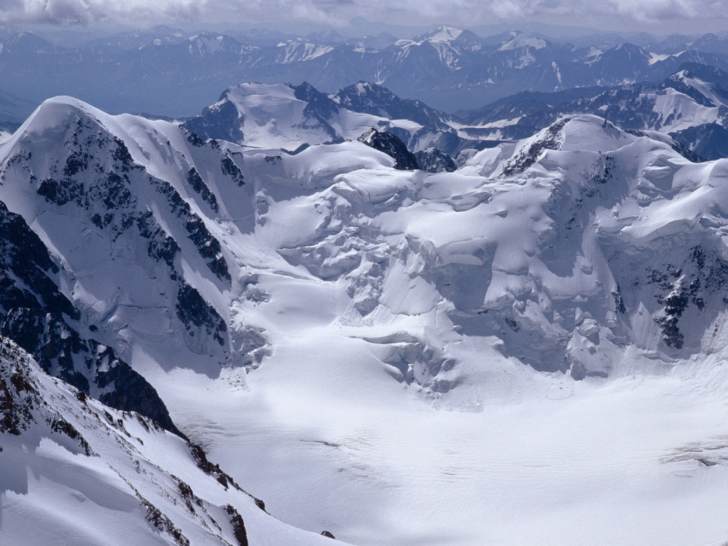Снег сползает с гор
