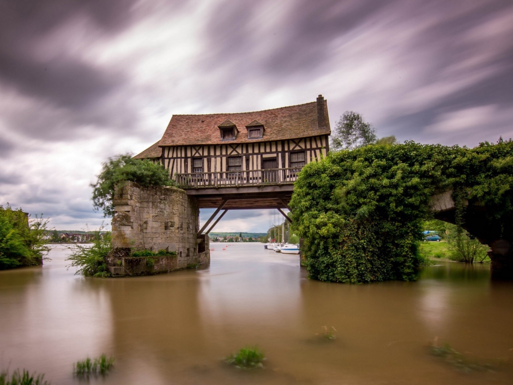 Дом над водой