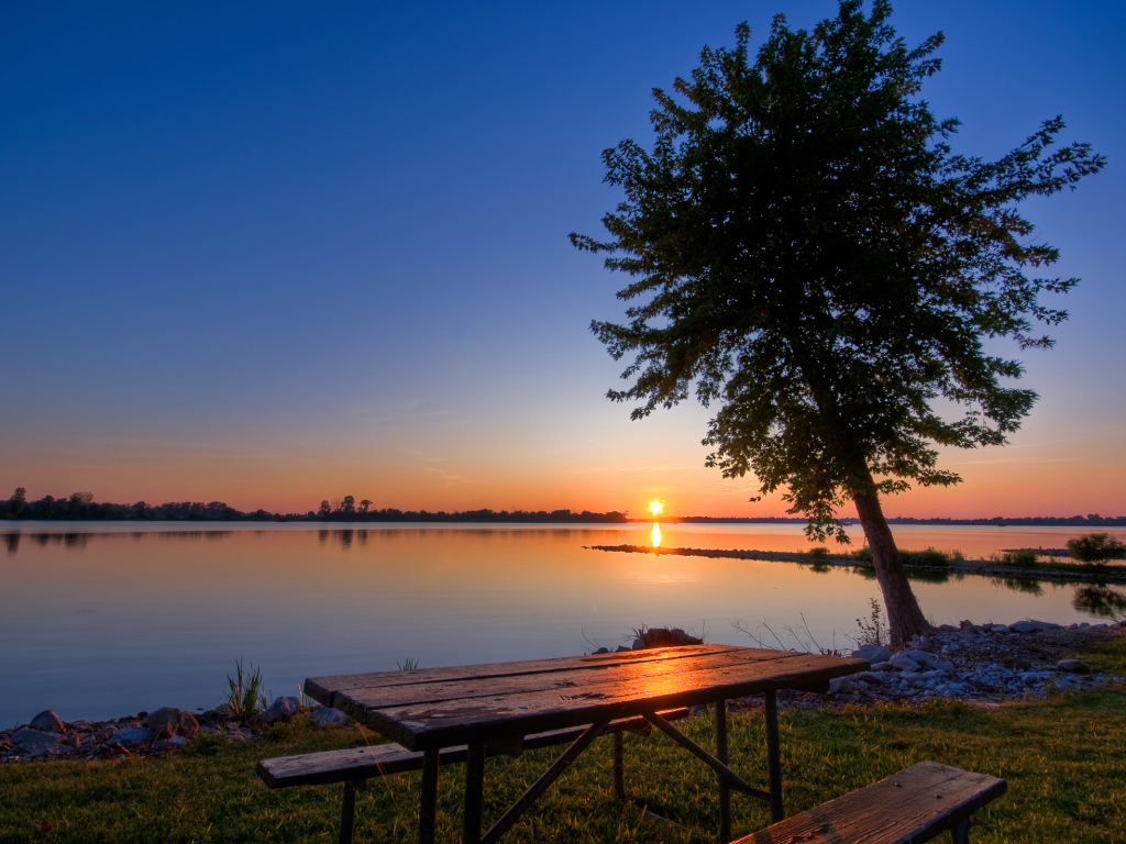 Столик у озера