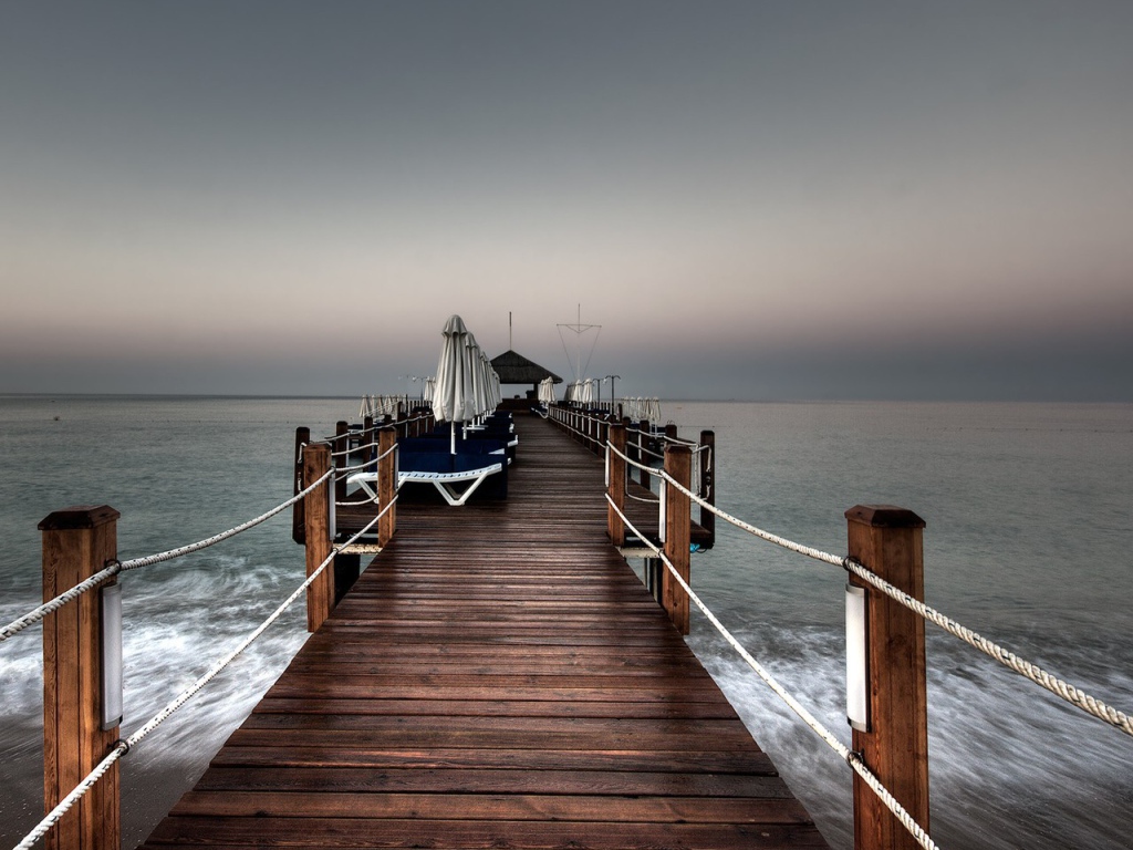 Деревянный мостик в море для отдыха