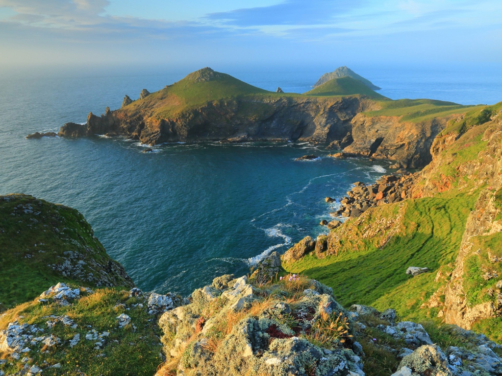 Зеленый мыс и туманная даль моря