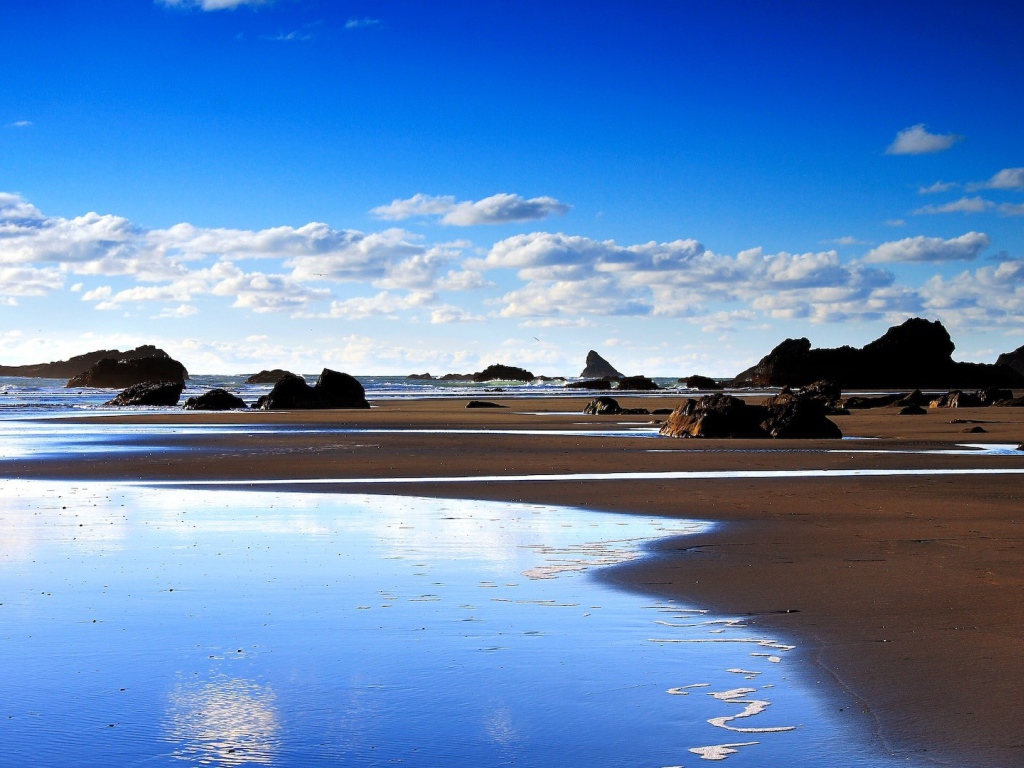 Песчаная отмель с камнями