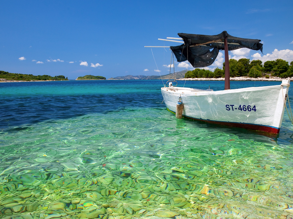 Лодка в прозрачной воде
