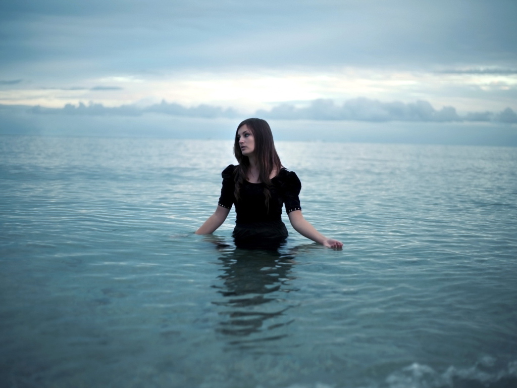 Девушка выходит из моря