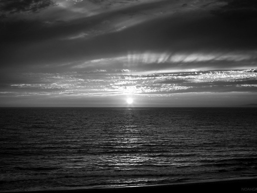 Черно-белый снимок заката