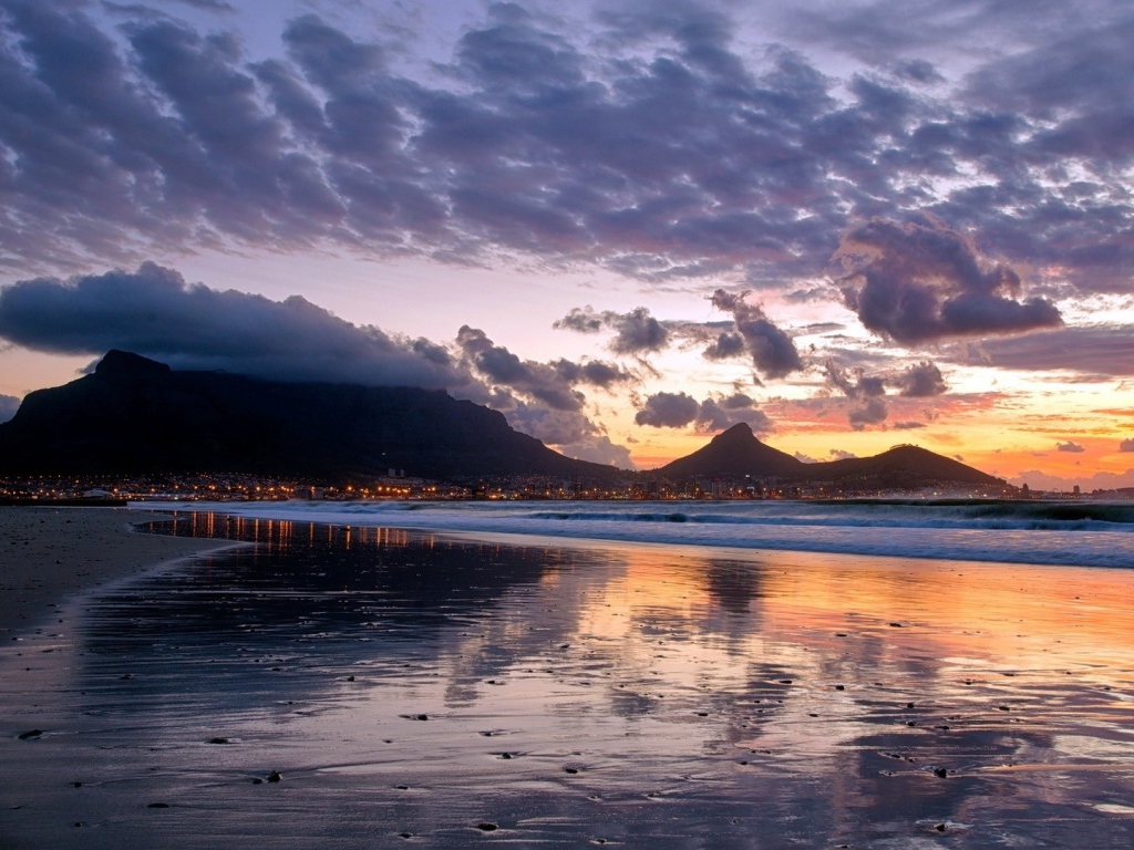 Закат на пляже над горами