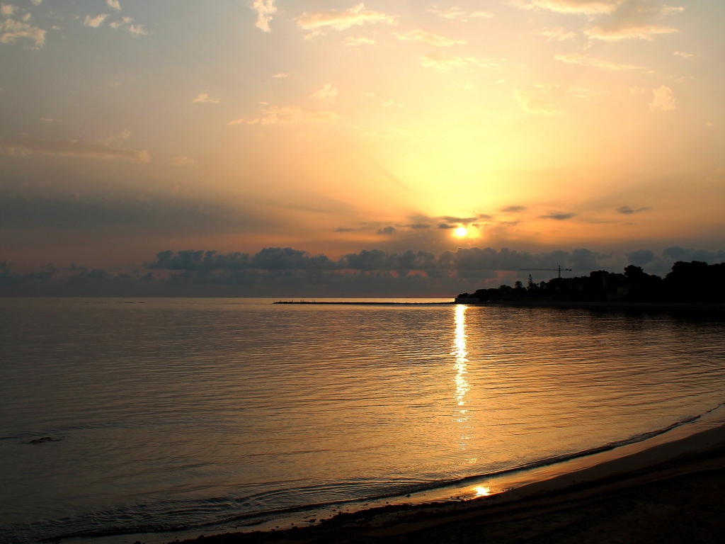 Закат над спокойным морем