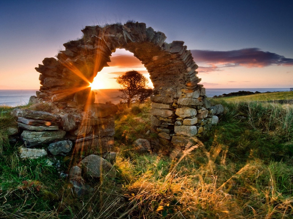 Закат у старинной арки