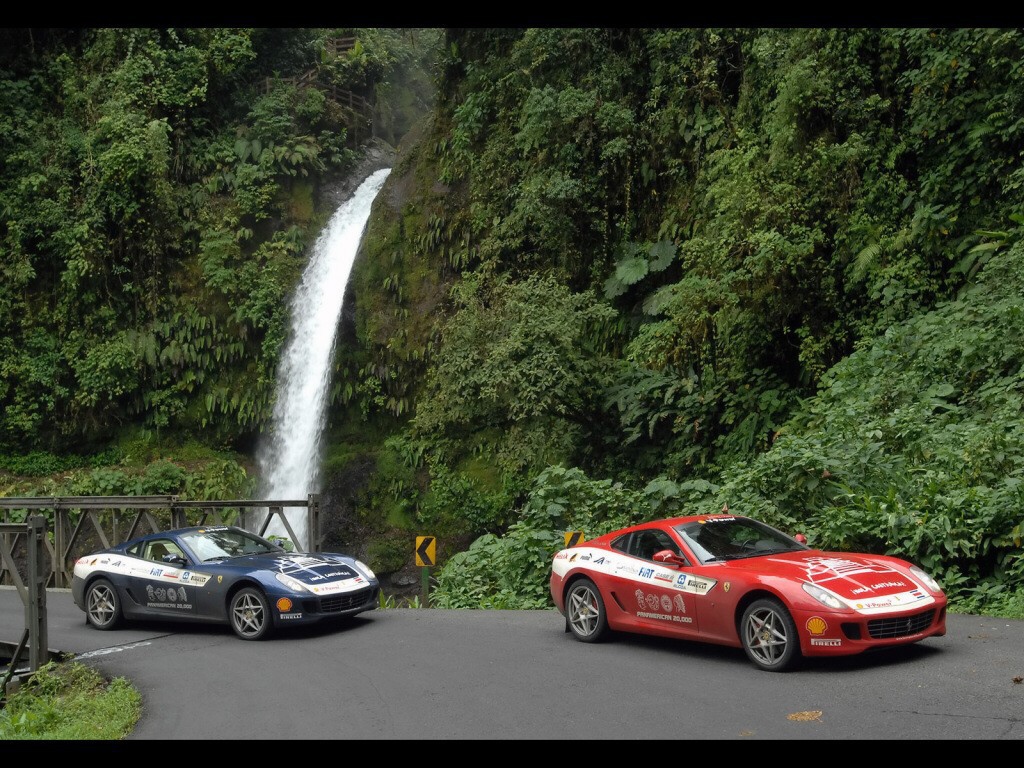 Автомобили у водопада