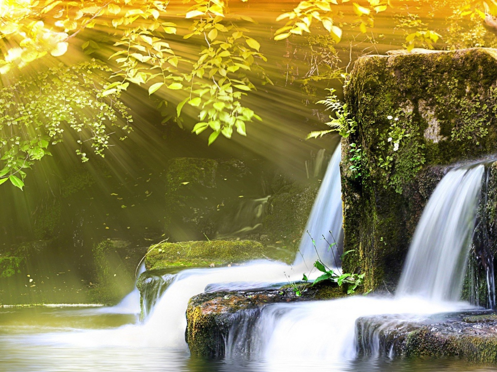 Водопад в лучах солнца