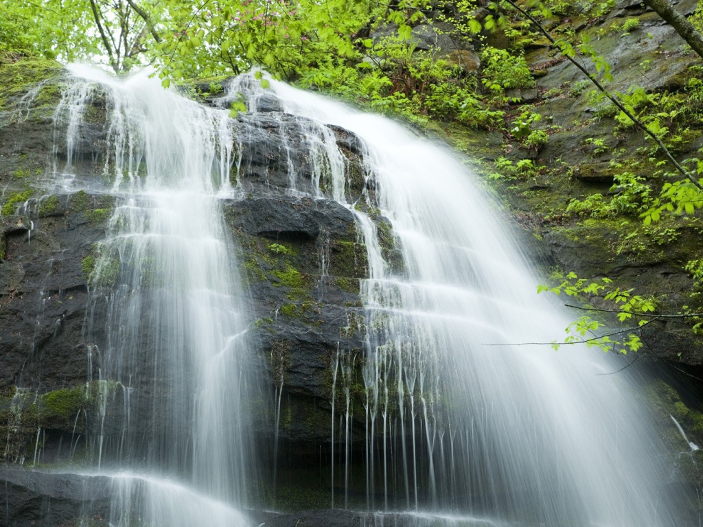 Каскадный водопад в Японии