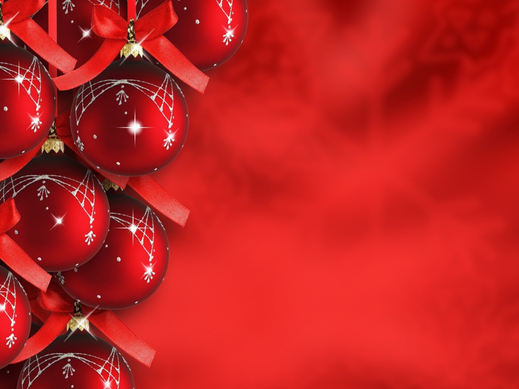 Красивые ёлочные игрушки на красном фоне