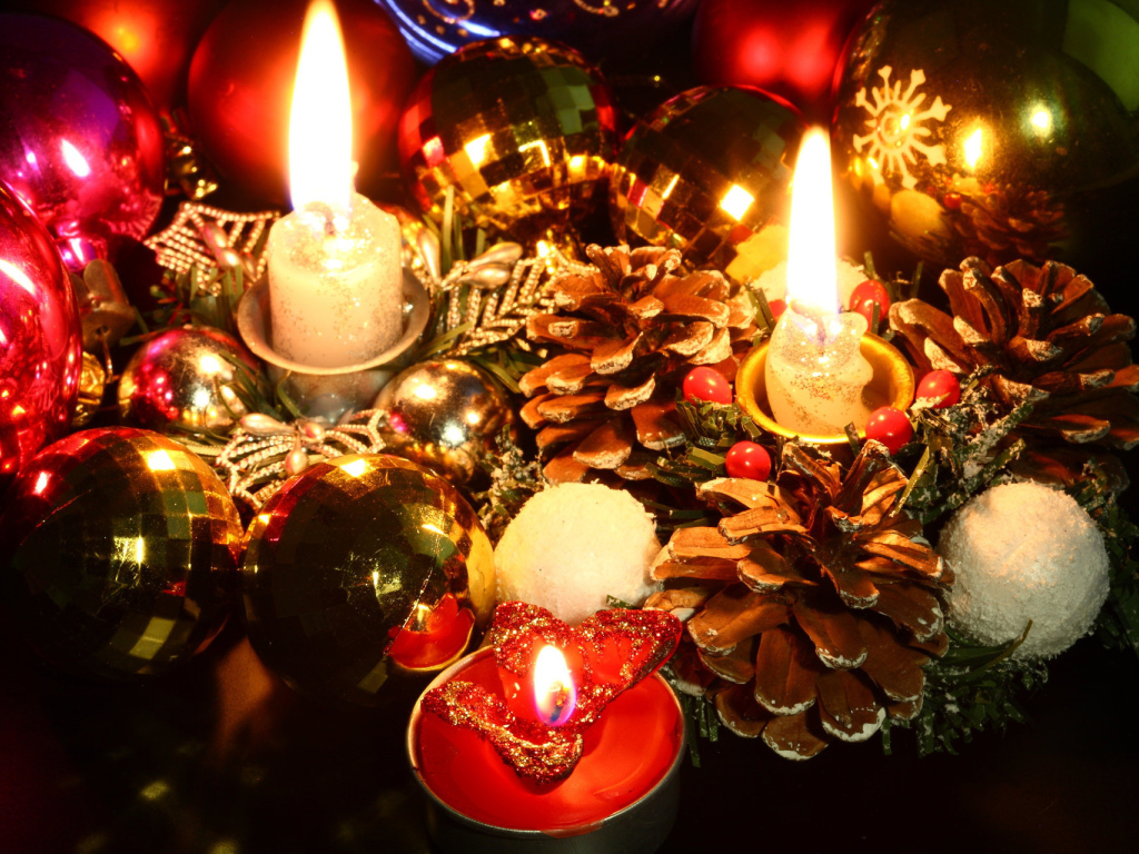 Свечи, шишки и ёлочные игрушки
