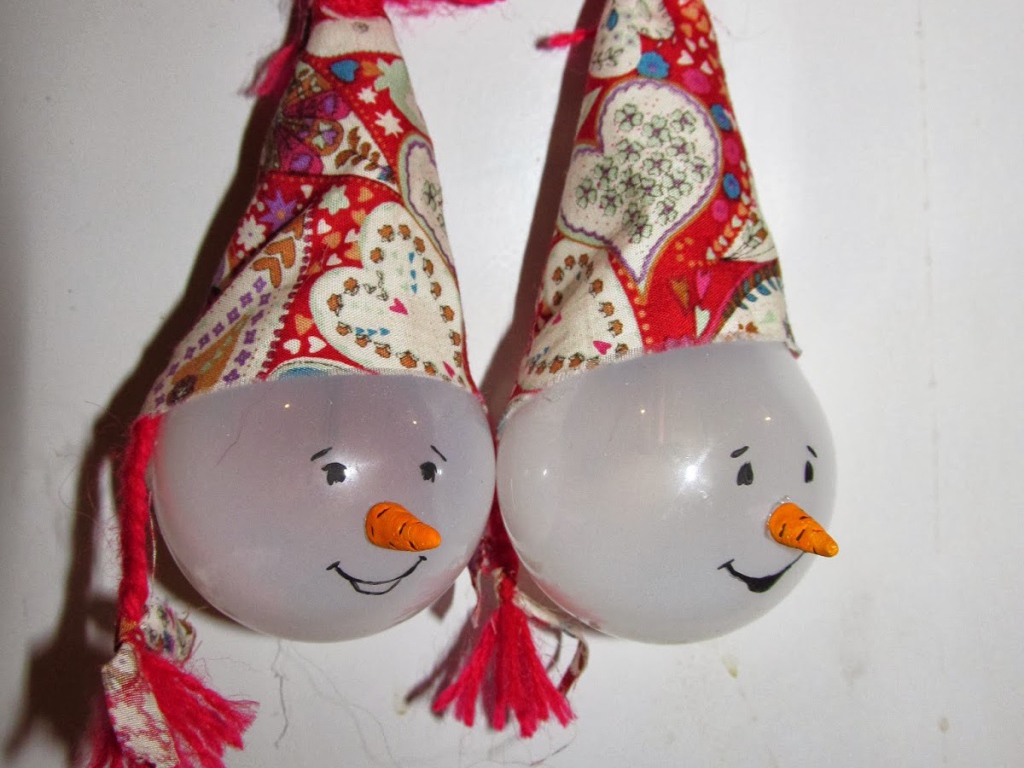 Елочные игрушки из лампочек