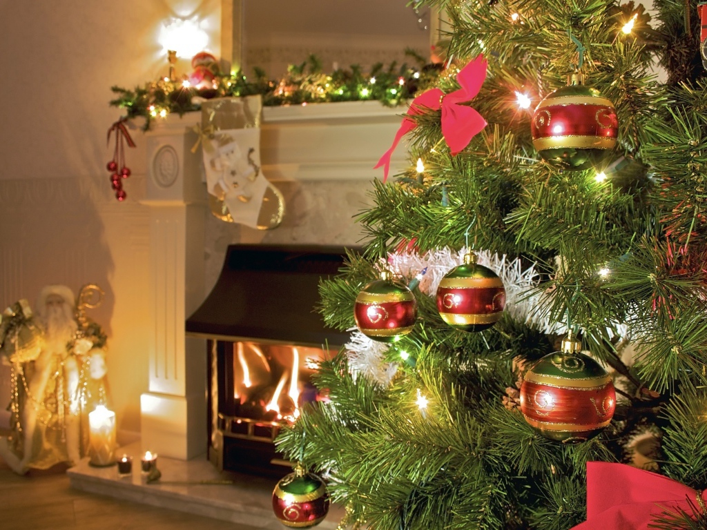 Новогодняя ёлка в уютном доме