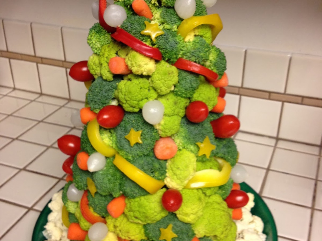 Новогодняя елка из овощей