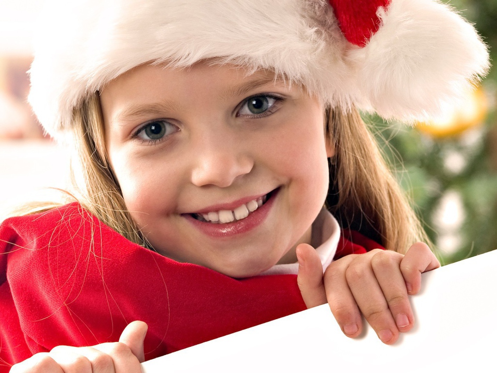 Девочка в костюме снегурочки