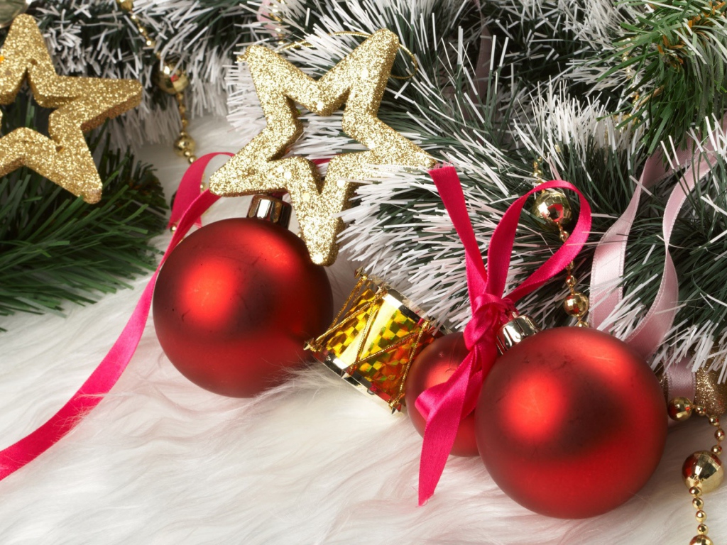 Золотистые звездочки и красные шары