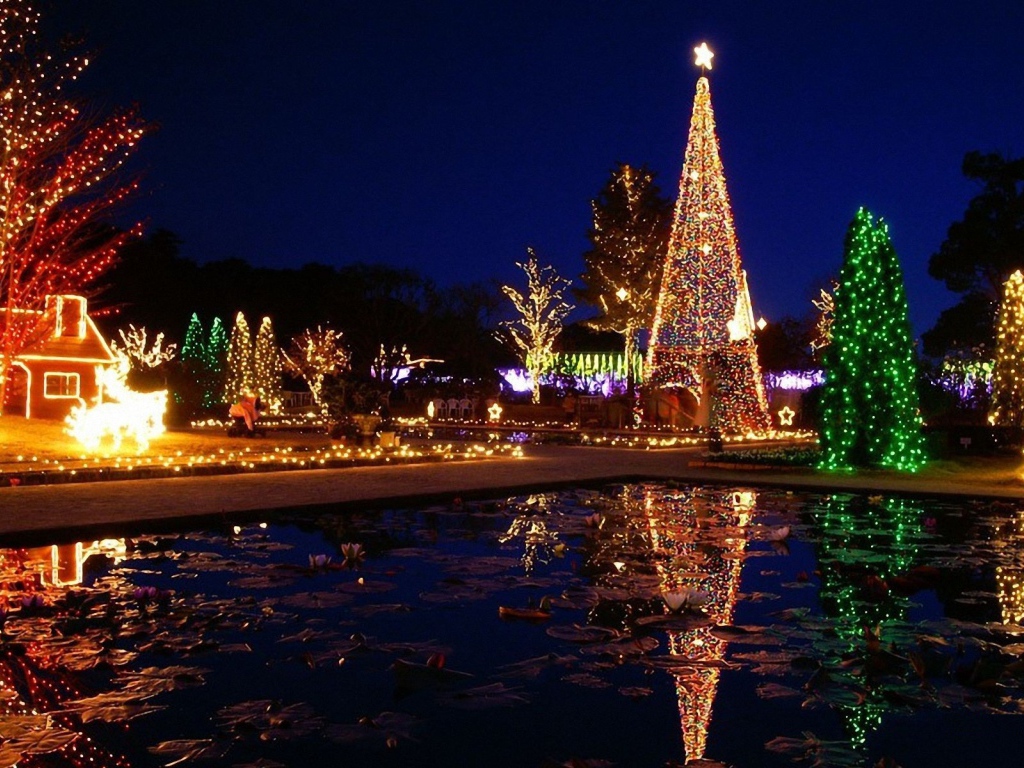 Новогодняя елка в хорошо украшенном районе