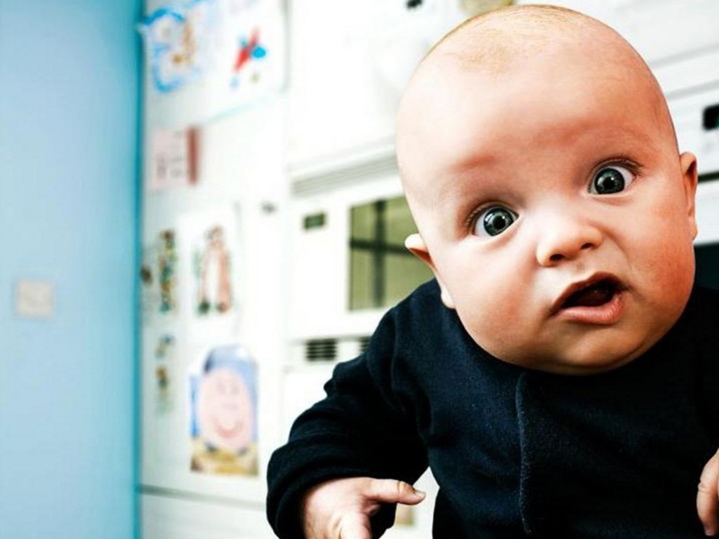 Ребенок корчит лицо