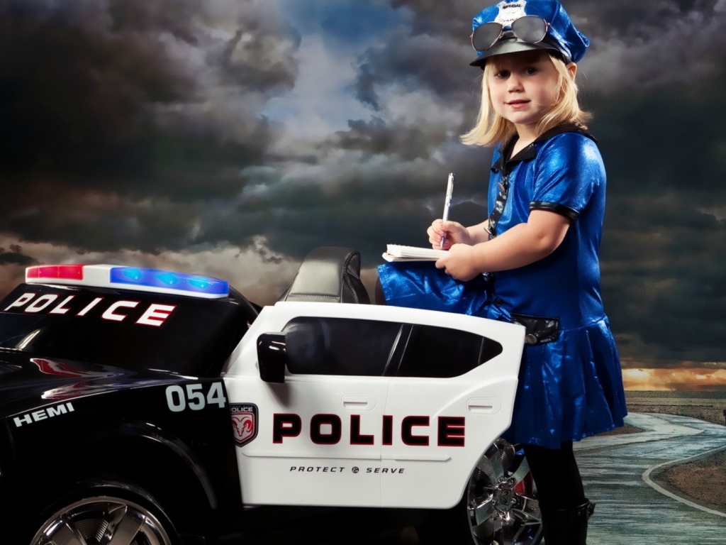 Девочка играет в полицию